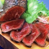 馬肉のタタキがスライスされている