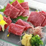 皿に盛りつけられた馬刺し